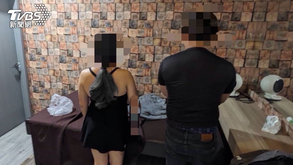 警方當場查獲38歲蔡姓負責人，與28歲陳姓、30歲蔡姓女服務生，另外還有一名剛完事的31歲柯姓男子。