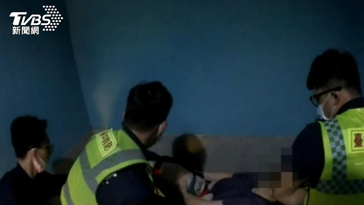 警消合力小心翼翼地將吳婦從五樓扛下來。(圖/TVBS)