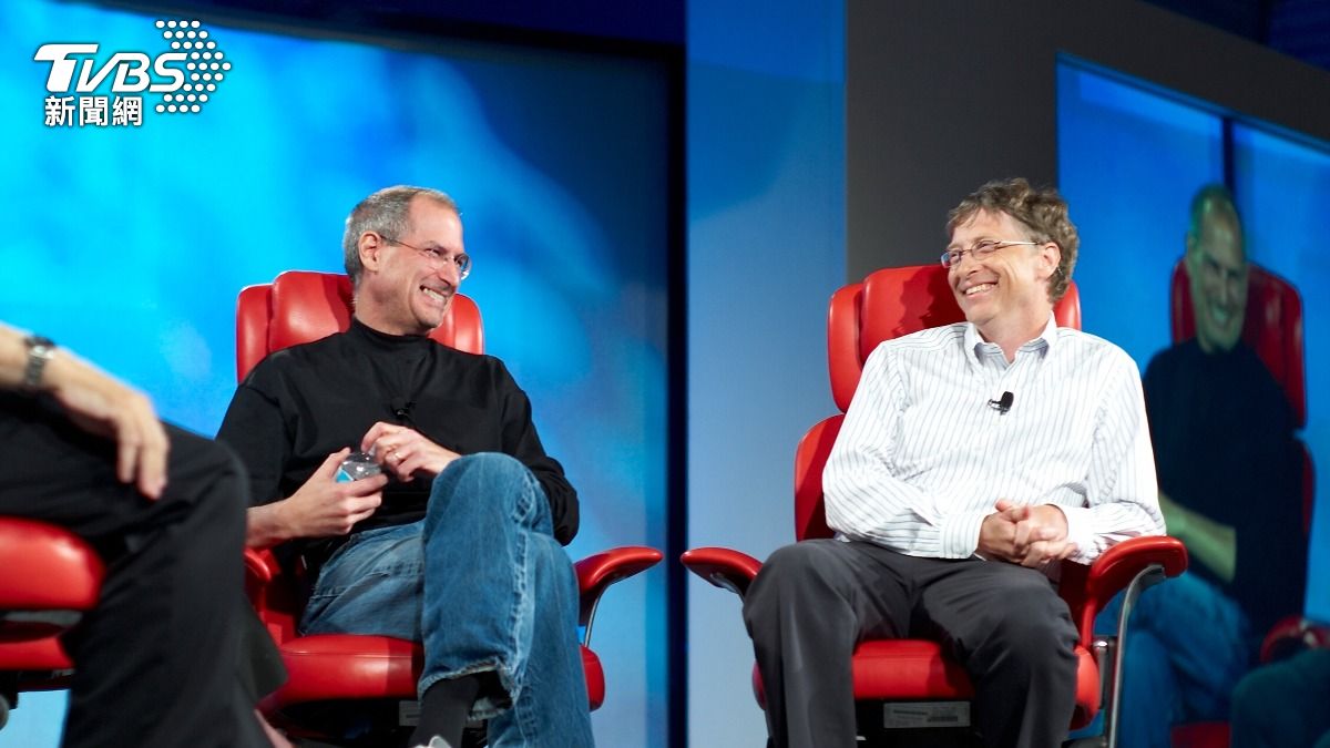 蘋果公司創辦人賈伯斯(Steven Jobs)標誌性的黑色套頭毛衣配上藍色牛仔褲。圖左為賈伯斯(Steven Jobs);右為前微軟執行長比爾蓋茲(Bill Gates)。 (圖/達志影像Shutterstock)