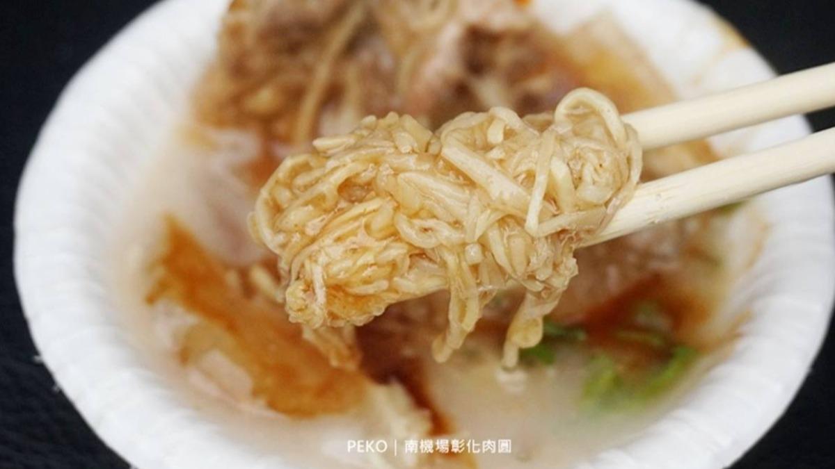 特別之處在於還包了細筍絲,沾附滿滿醬汁超好吃!(圖/PEKO の Simple Life提供)