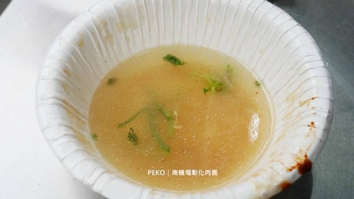 肉圓吃完別急著走,可以拿著有剩餘醬汁的空碗跟老闆娘要點清湯。(圖/PEKO の Simple Life提供)