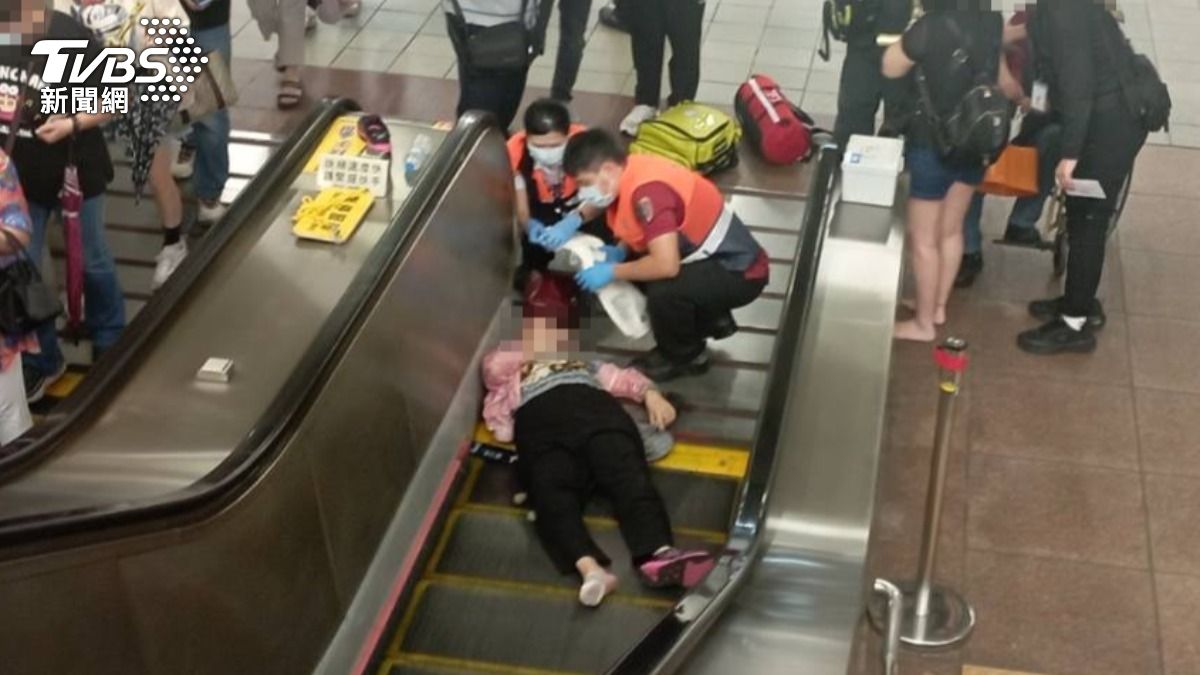 後方旅客頭暈往前壓!龍山寺捷運站2港籍婦「手扶梯慘摔」