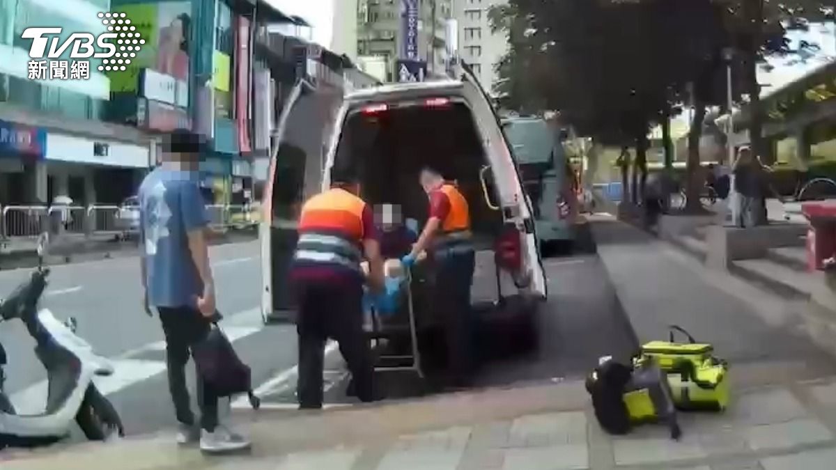救護人員將傷者送醫。(圖/TVBS)