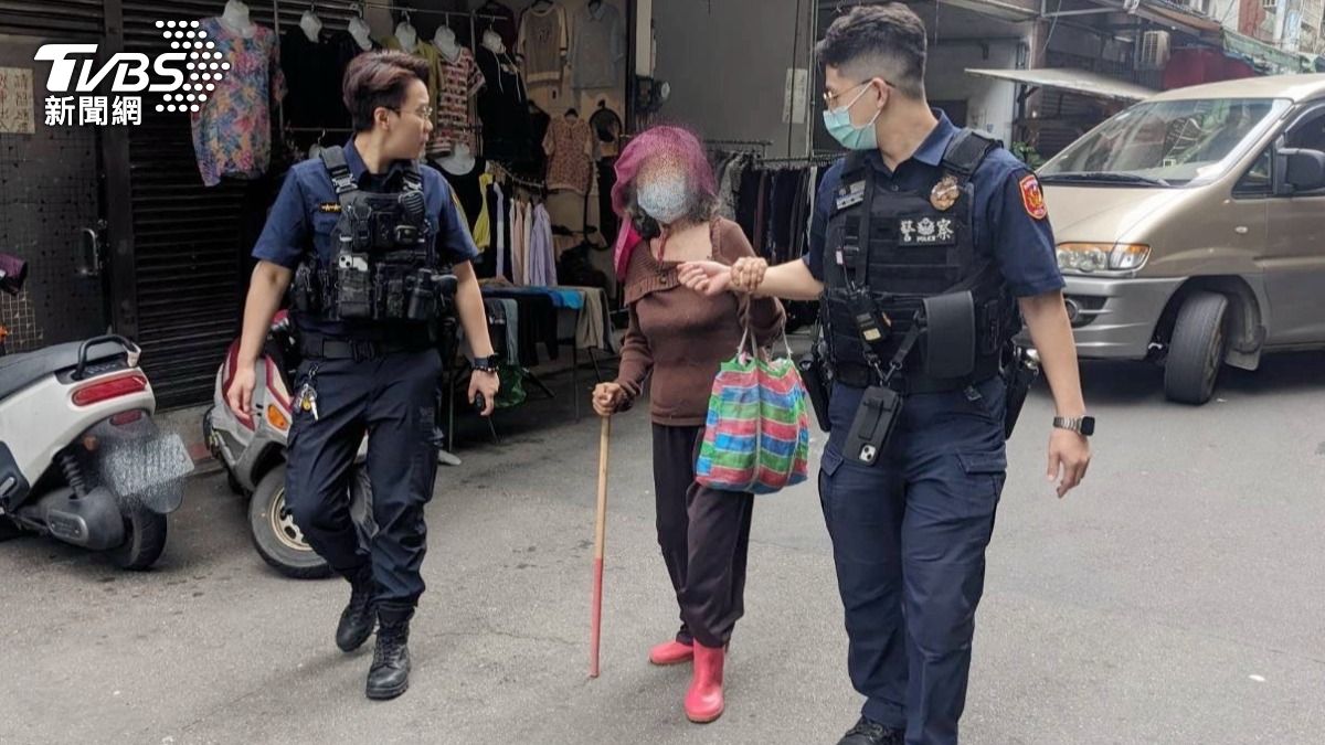 揪甘心!婦市場迷途龜山警暖送回家 她頻喊「Terima kasih」