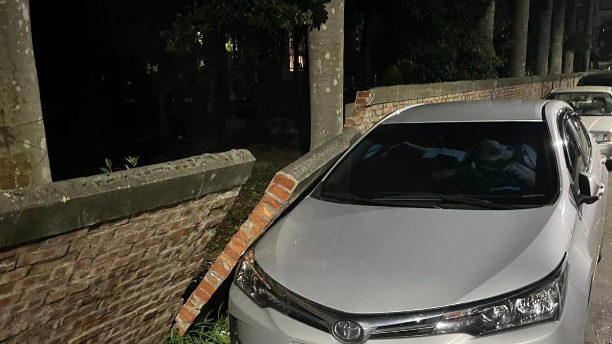 倒塌的圍牆波及了一旁汽車。（圖／翻攝自臉書社團麻豆人大集合）