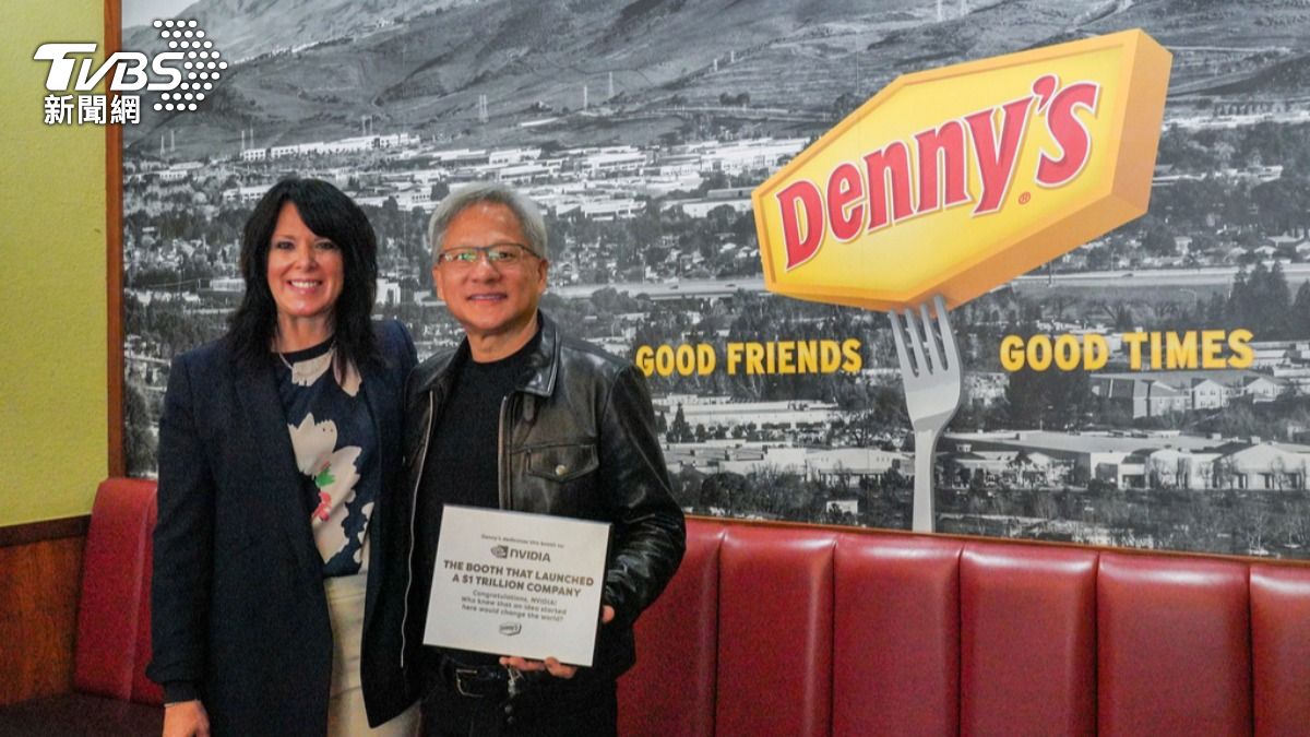 黃仁勳2023年回到自己年輕時曾打工的美式連鎖餐廳「Denny's」。（圖／達志影像美聯社）
