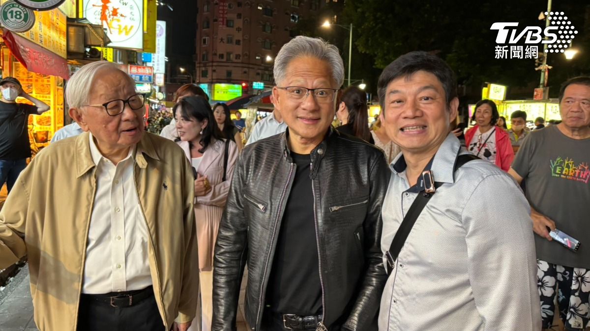 黃仁勳與張忠謀、林百里一起逛夜市。（圖／TVBS）