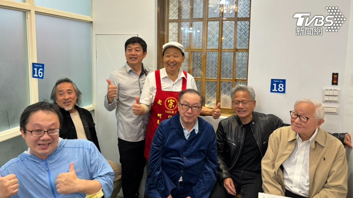 黃仁勳帶著張忠謀、林百里品嘗蚵仔煎名店。（圖／TVBS）