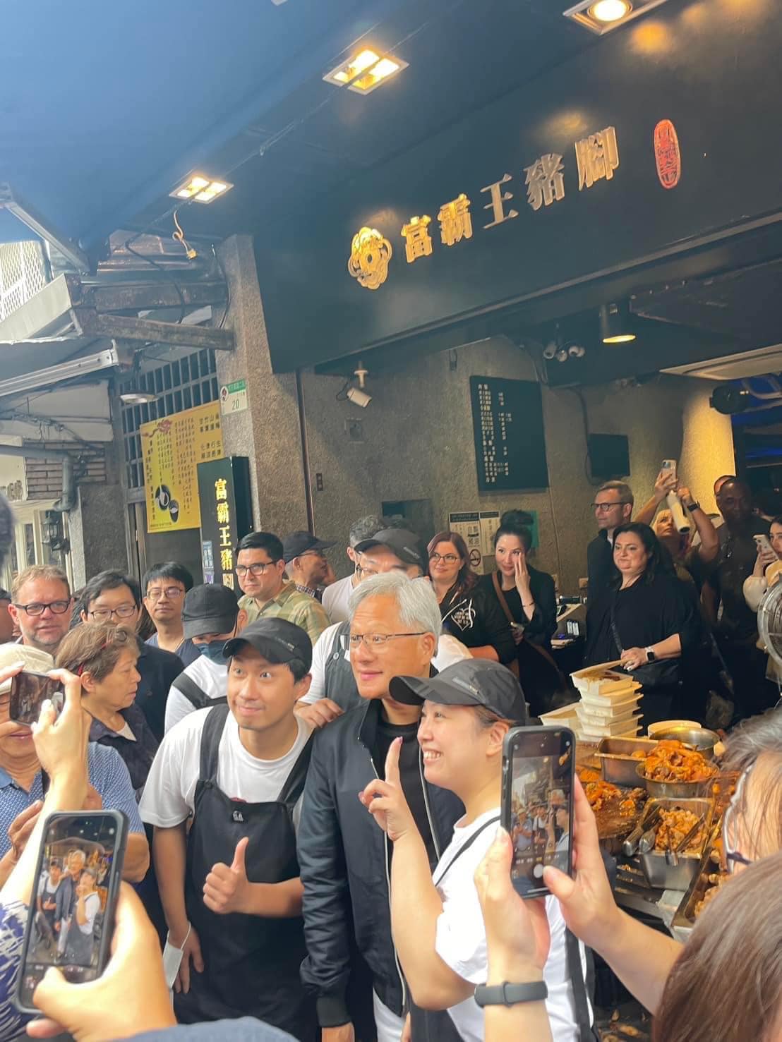 黃仁勳到豬腳名店「富霸王豬腳」用餐，掀起熱潮。（圖／翻攝自臉書）
