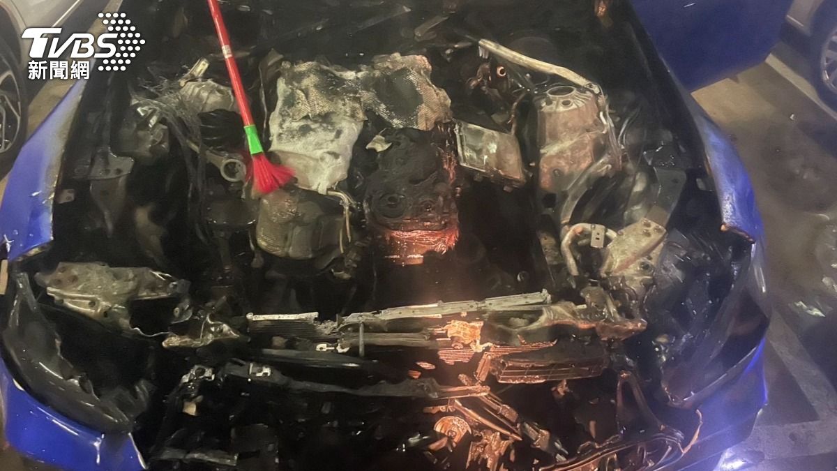 2百萬賓士離奇自燃!引擎毀「燒成黑炭」 車主捶心肝:才剛過戶