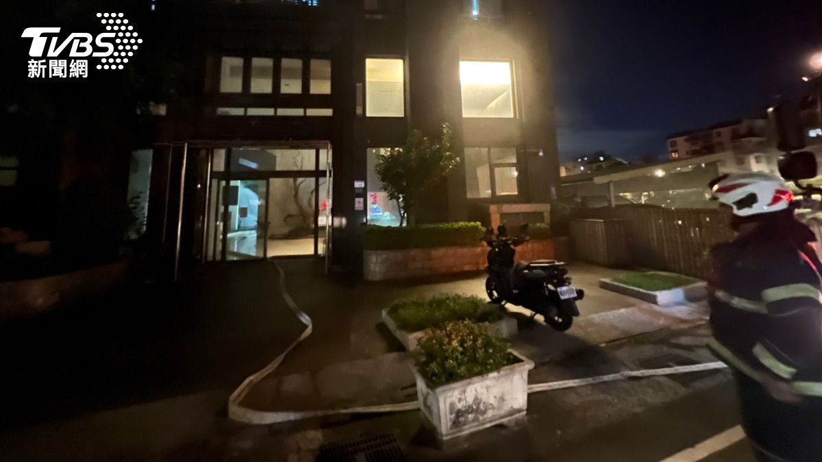 八德區一處社區大樓地下停車場的一輛賓士跑車突然自燃。（圖／TVBS）