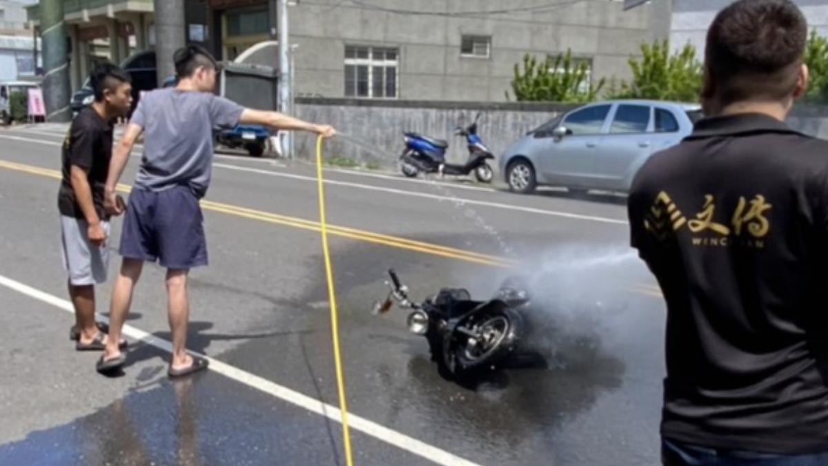 一旁民眾協助將機車火勢撲滅,但肇事的汽車卻已經逃逸無蹤。(圖/翻攝自屏東小鎮資訊)