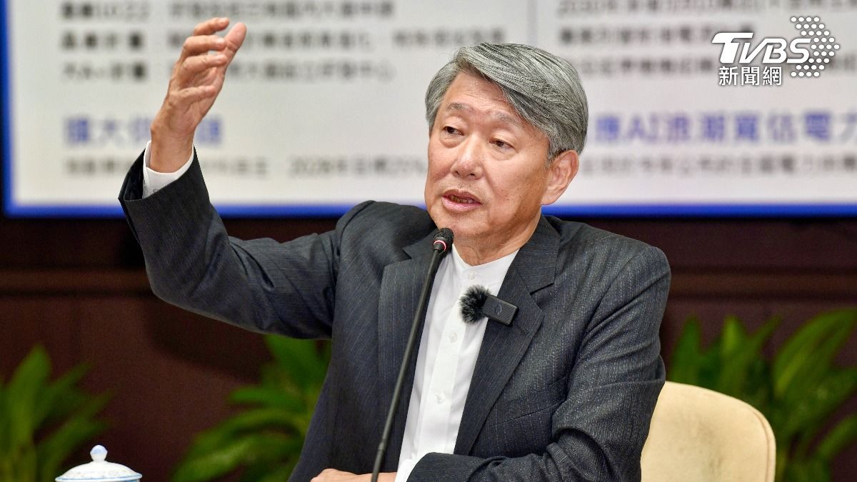 經濟部長郭智輝今天舉行媒體茶敘，回應電力供應問題。（圖／胡瑞麒攝）