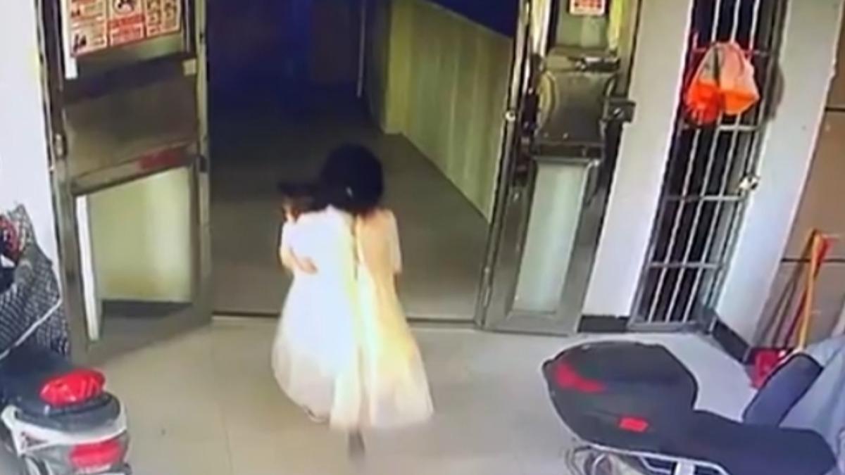陸13歲少女「抱2歲女童扔下17樓」!發現已來不及…家屬崩潰