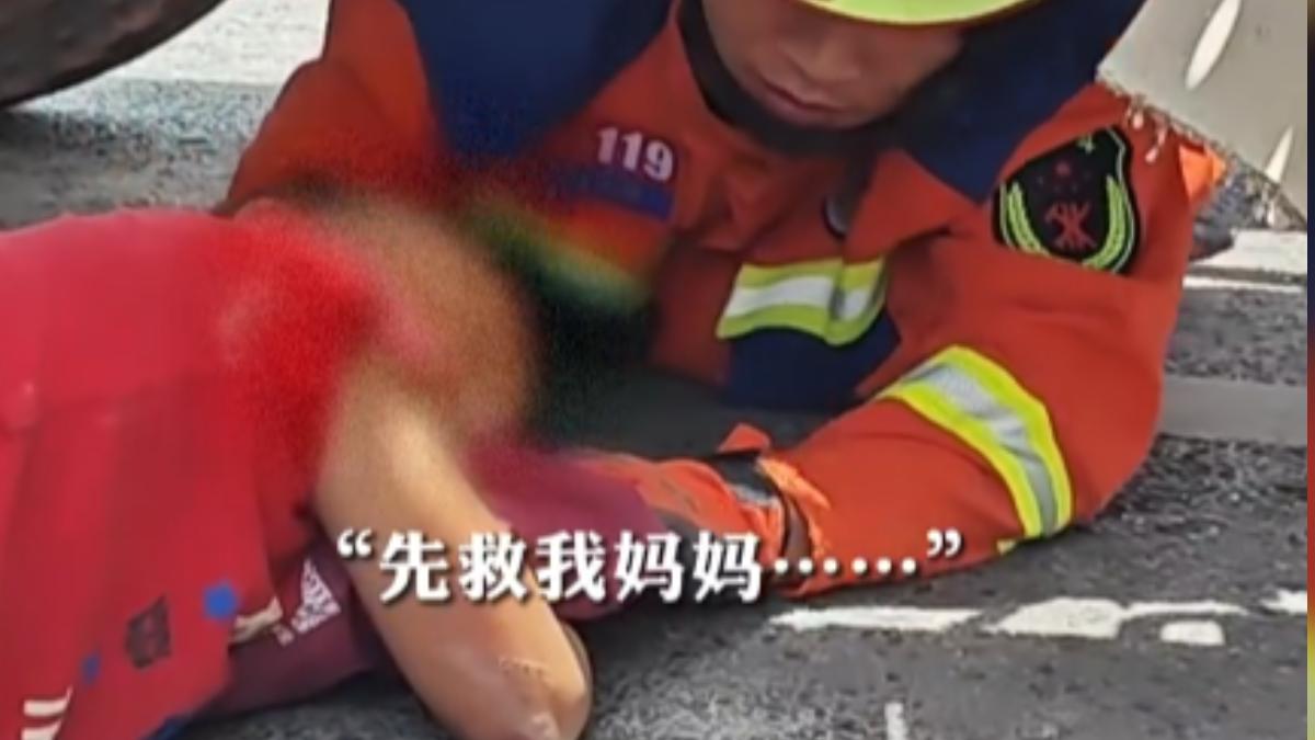 母子車禍,男童希望消防員先救自己媽媽。(圖/翻攝自微博)