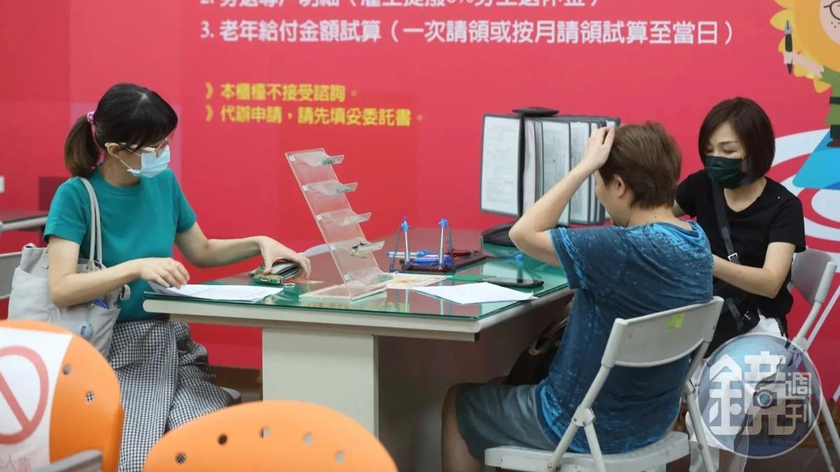 提早5年，也就是60歲就請領勞保老年年金，雖然會被打折，但其實不吃虧。（圖／鏡週刊）
