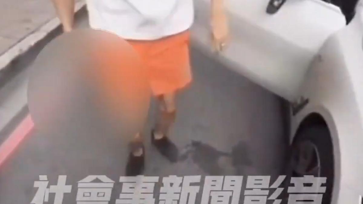 張男下車亮刀。（圖／翻攝自社會事新聞影音）