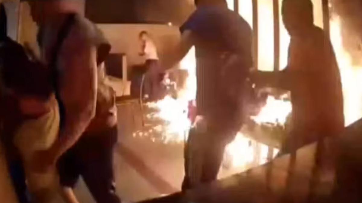 燃燒瞬間曝!莽男潑漆燒店「自己也遭殃」顧客嚇壞踏火驚逃