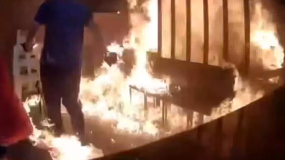 陳男也嚇到趕緊逃出火場,褲腳還遭火舌吞噬。(圖/翻攝自爆料公社)