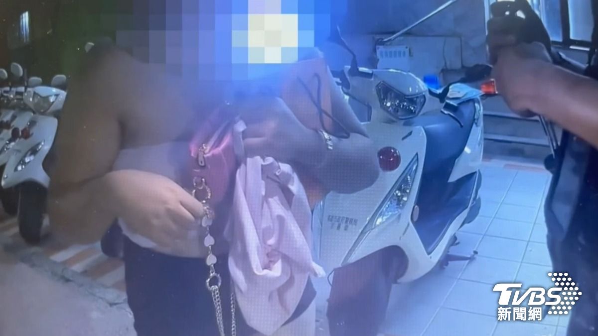 王女到男模會館消費，結果付款時餘額不足被警方帶走。（圖／TVBS）