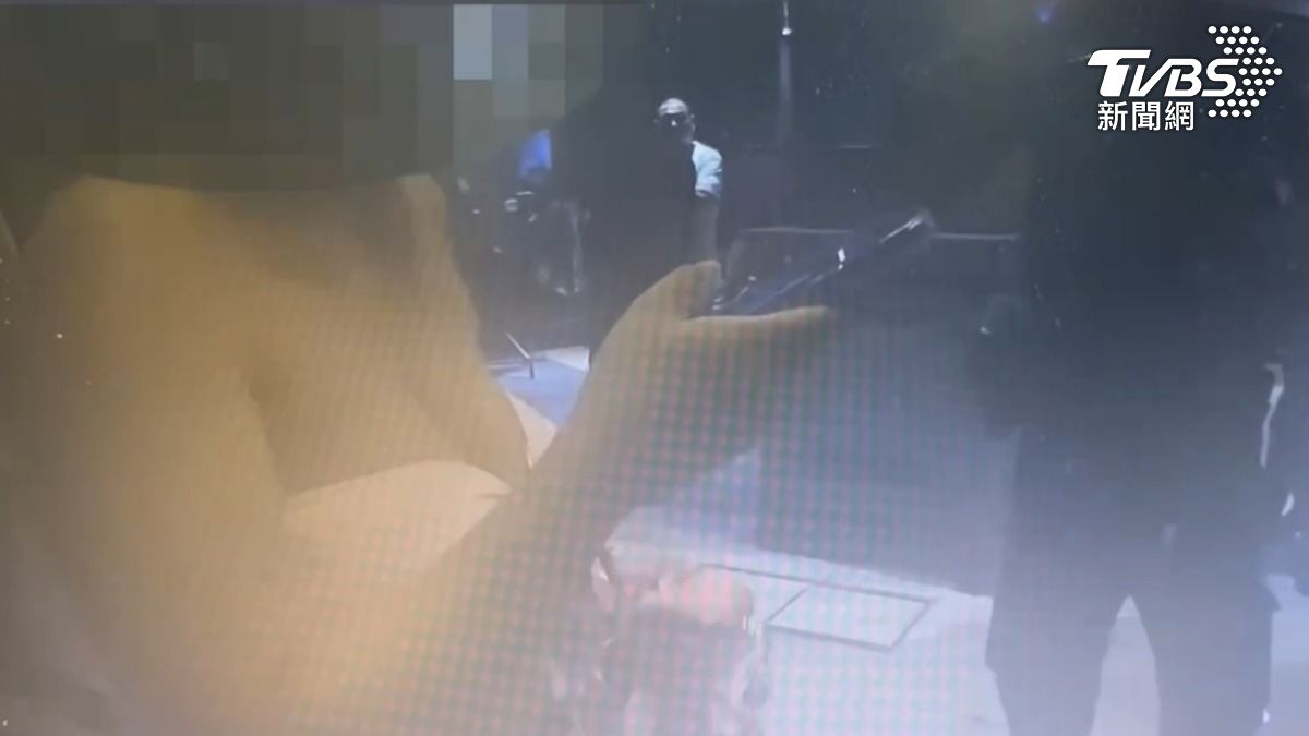 王女狂盧要員警打給另一派出所溝。（圖／TVBS）