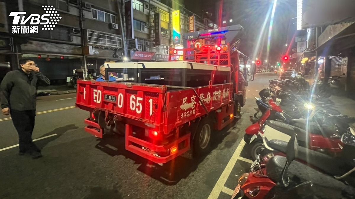 警方出動貨車將證物載回。(圖/TVBS)