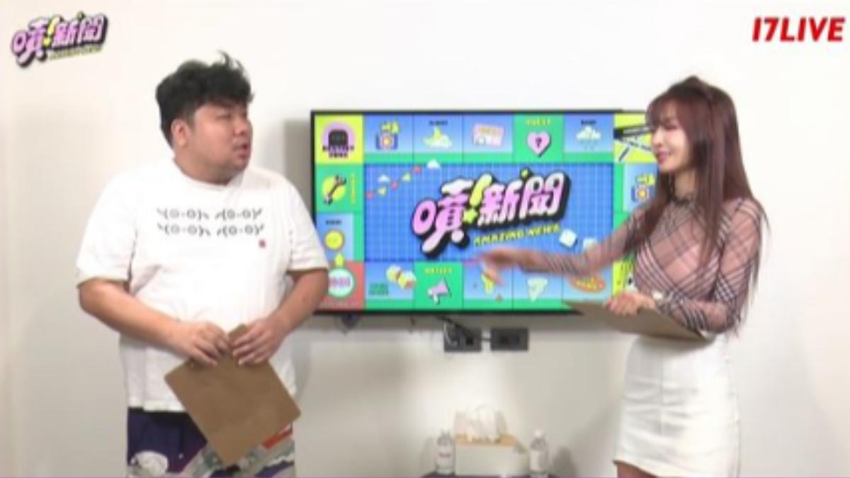 統神和釣蝦女神沐雨柔在直播中談論時事。(圖/翻攝自17LIVE/噴!新聞)