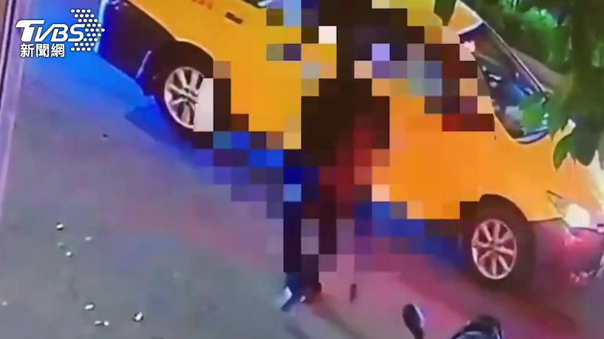 警方發現林姓老翁得手現金後隨即攔計程車離開。(圖/TVBS)