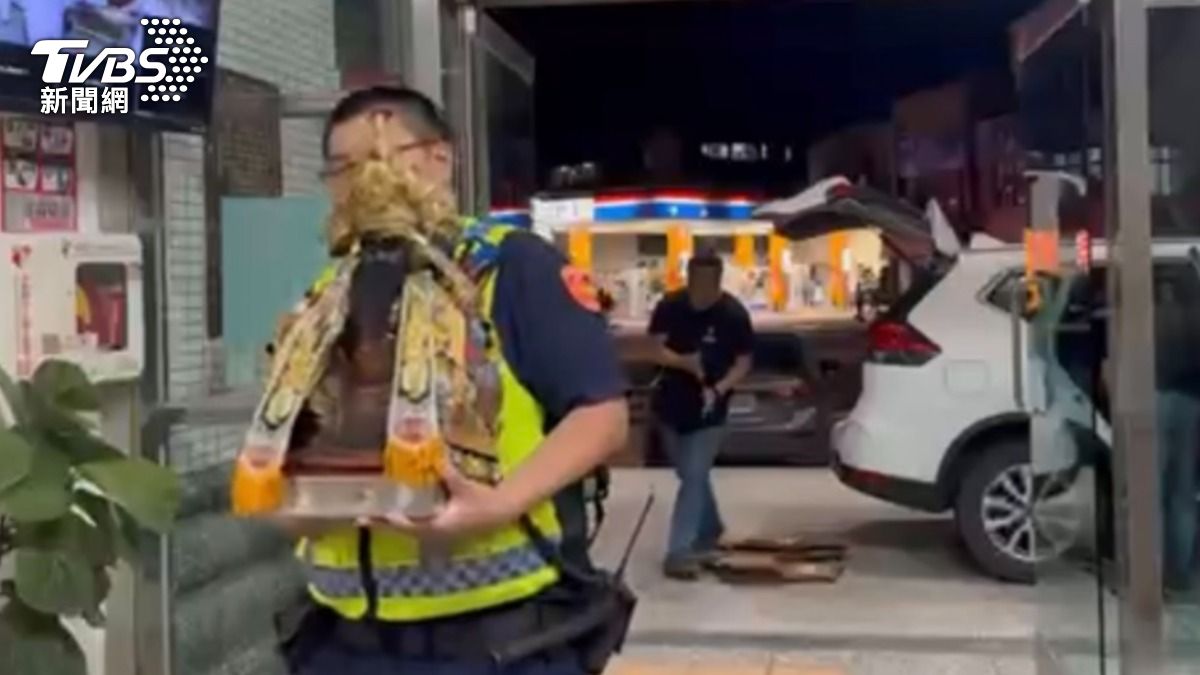 27尊落難神明被警方依序帶回。(圖/TVBS)