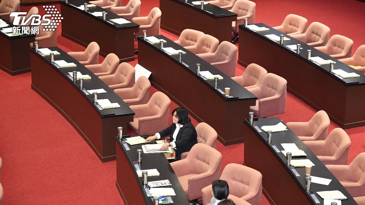 國民黨大部份立委在行政院長卓榮泰進行施政報告時退席。(圖／胡瑞麒攝)