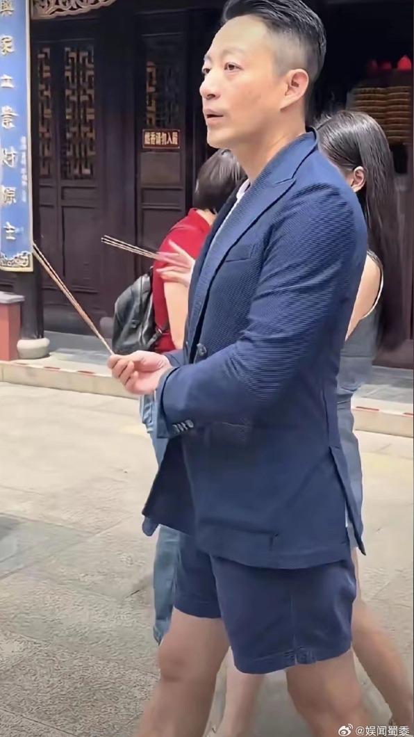 汪小菲的穿搭再次受網友議論。(圖/翻攝自娛聞蜀黍微博)