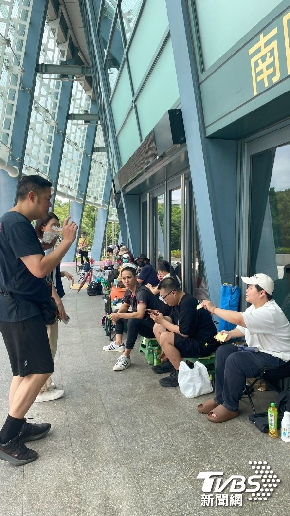 小巨蛋出現排隊人潮。(圖/劉建偉攝)