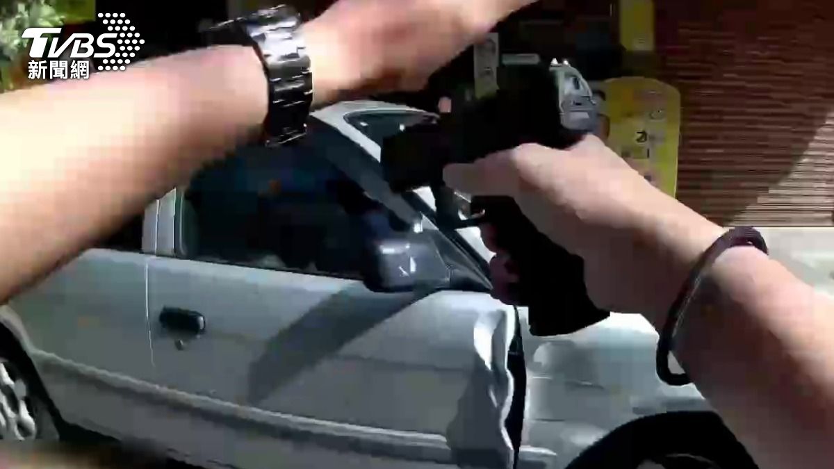偷車牌攔檢不停!蘆洲勇警「駕車猛撞」拔槍逮人