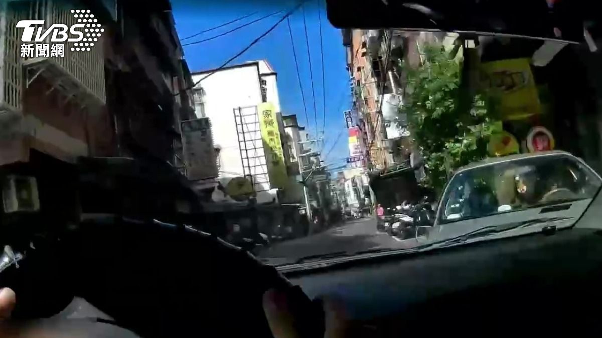 警員見對方拒絕攔檢,駕車將其撞停。(圖/TVBS)