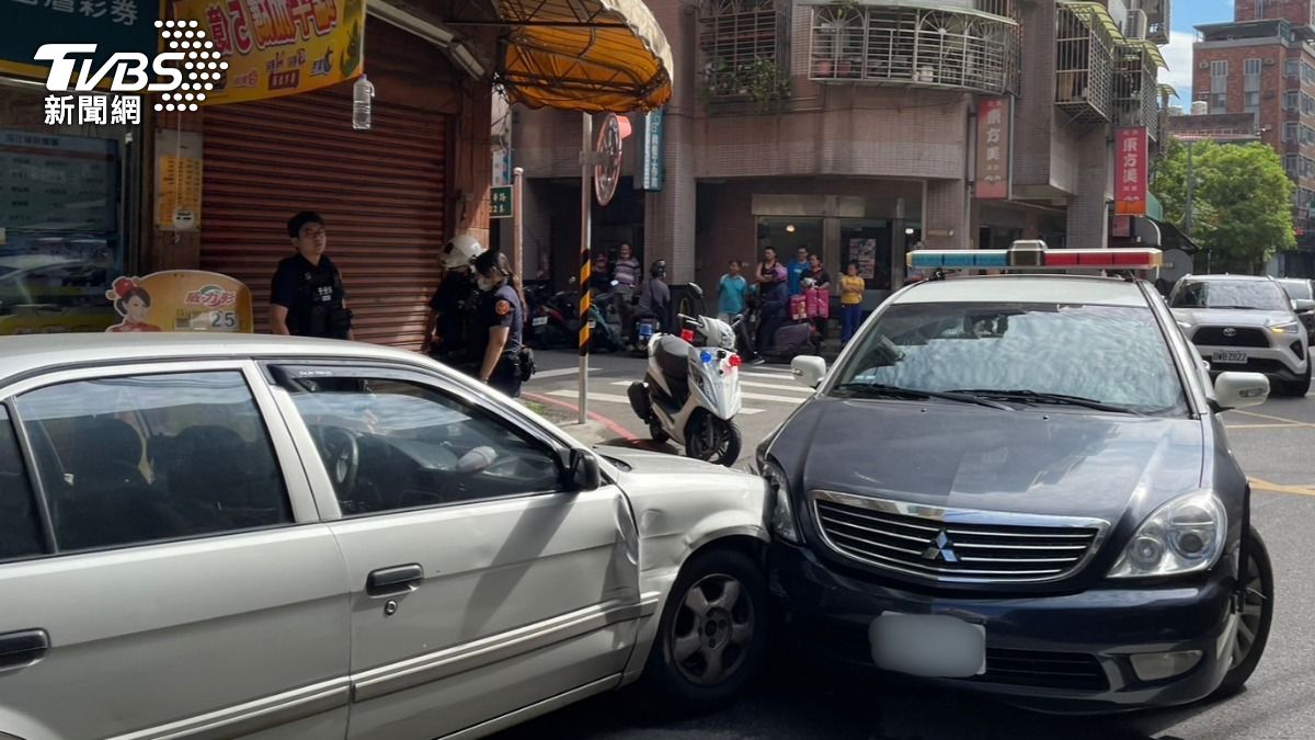 警車將嫌犯車輛卡住無法動彈。(圖/TVBS)