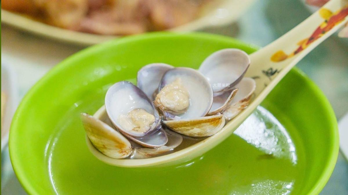 味噌湯與蛤蜊湯都只要10元銅板價。（圖／大胃米粒 DAVID&MILLY提供）
