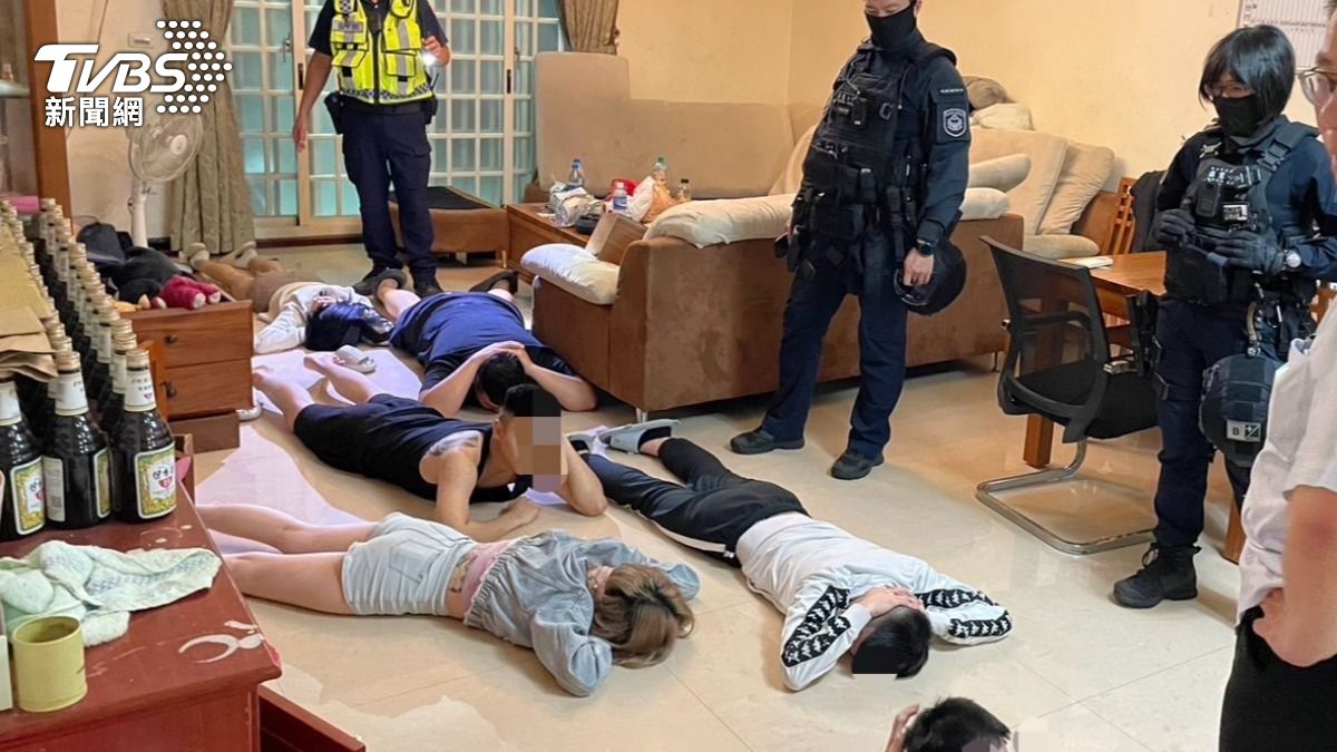 直播精品間成犯罪據點！警攻堅短褲妹嚇壞趴地　驚見「家庭號K盤」