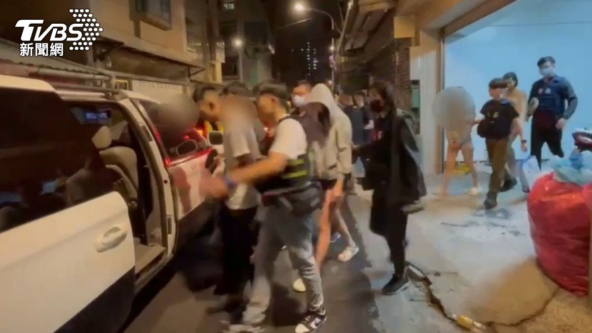 現場8名嫌犯全被警方帶回偵辦。(圖/TVBS)