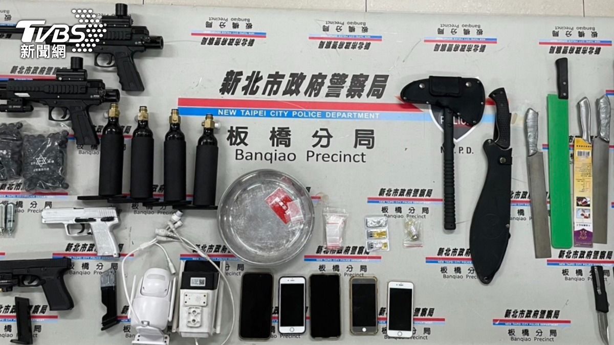 警方查獲槍枝毒品、其中還有「家庭號」K盤一個。(圖/TVBS)