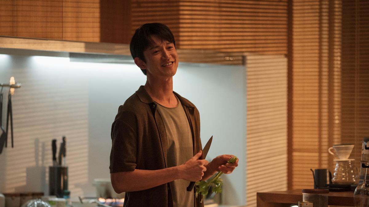 吳慷仁在片中飾演約砲大情聖,還多才多藝很會做「馬賽魚湯」。(圖/台北双喜電影提供)