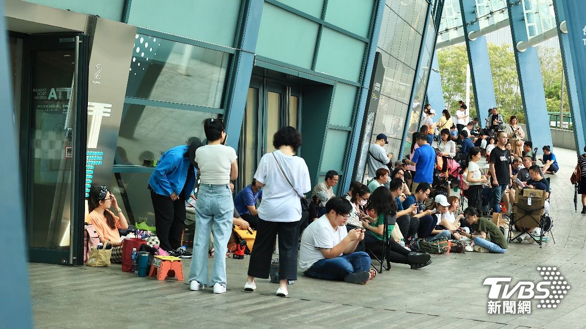 小巨蛋出現排隊人潮。(圖/黃城碩攝)