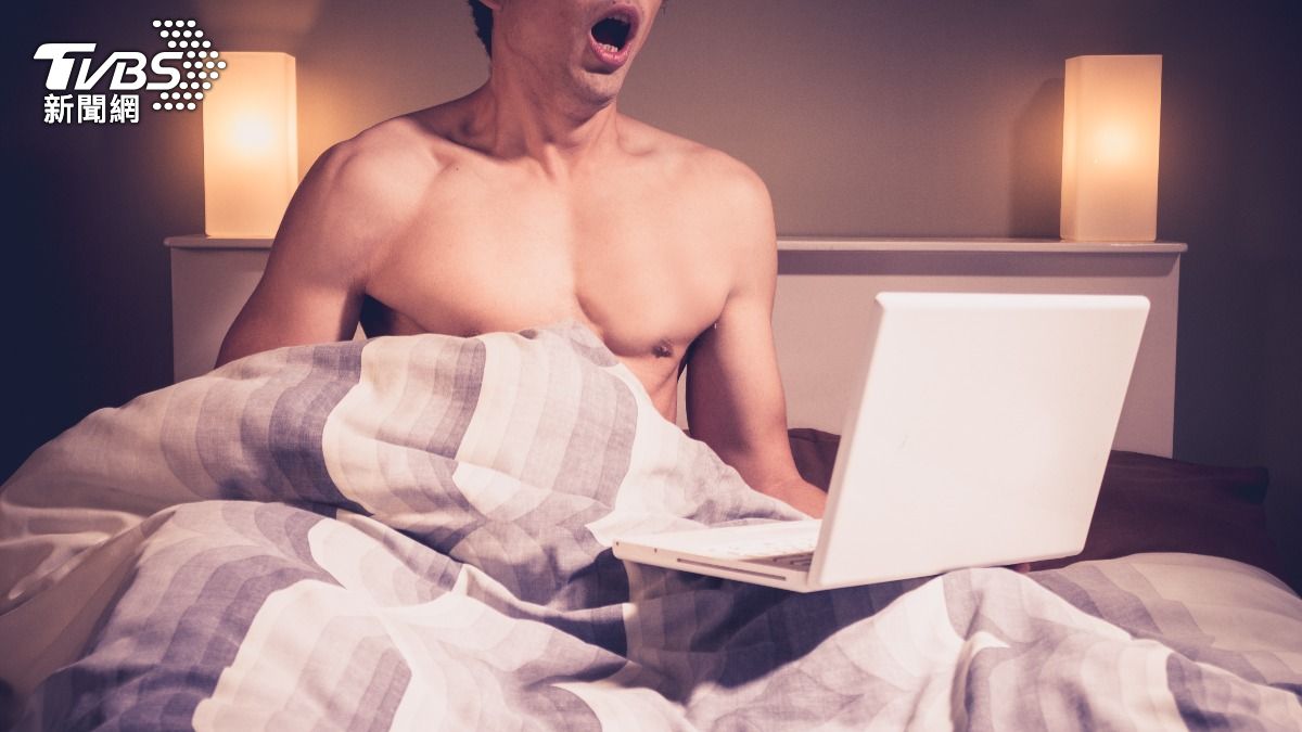 男子為了更認識女優展開調查,豈料對方竟是自己23歲的親生女兒。(示意圖,非當事人/shutterstock達志影像)
