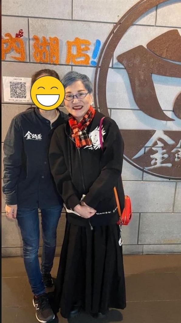 張小燕近日現身內湖火鍋店,氣色看起來相當好。(圖/翻攝自金鍋盃內湖店臉書)