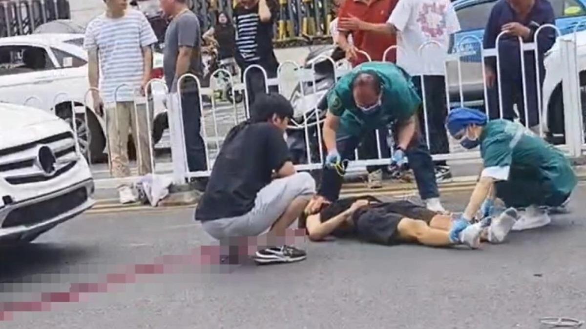 校門口暴衝!「陸男大生無照上路」撞死同學 拖一地血痕