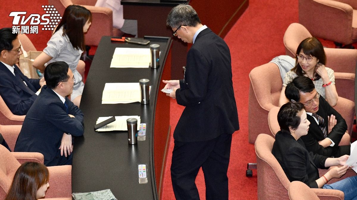 立委今日儀容大部份人都西裝,也有少數人穿牛仔褲。(圖/胡瑞麒攝)