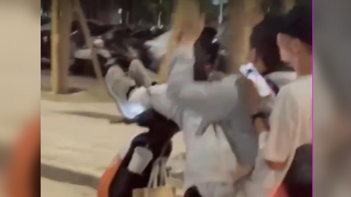 少年將雙腳放上龍頭，還拍手狂歡。（圖／翻攝自社會事新聞影音）