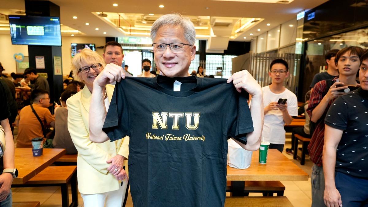 黃仁勳走訪臺灣大學。（圖／翻攝粉絲專頁 國立臺灣大學）