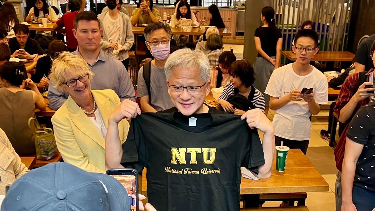 黃仁勳走訪臺灣大學。（圖／翻攝粉絲專頁 國立臺灣大學）