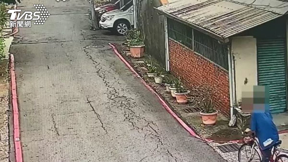 高雄怪阿伯沿路亂闖住宅 擅開車門最後還偷走一輛腳踏車