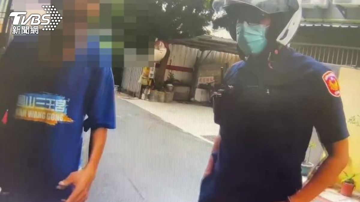 阿伯在住家徘徊並試圖開汽車車門，最後還偷了一台腳踏車。（圖／TVBS）
